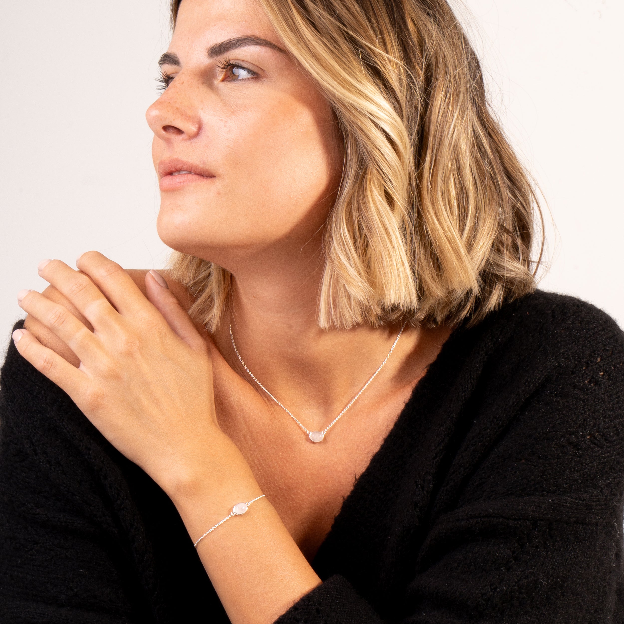 Jewelry with interchangeable stones